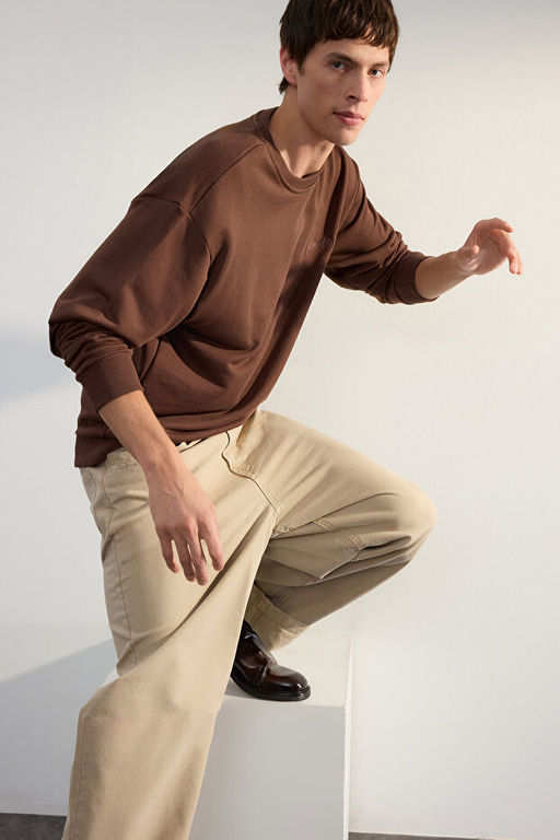 Koyu Kahverengi Bisiklet Yaka Oversize/Geni_ Kesim Yaz_ Diagonal Sweatshirt TMNAW24SW00039 - Trendyolmilla фото 2