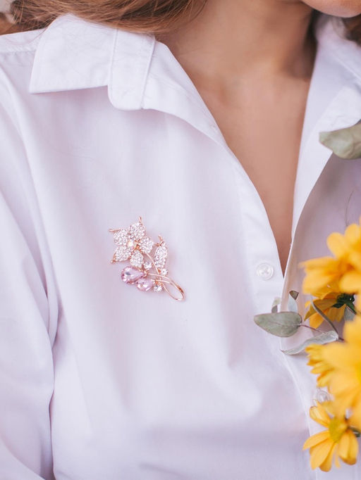 Брошь Цветок нежности, цвет розово-белый в золоте