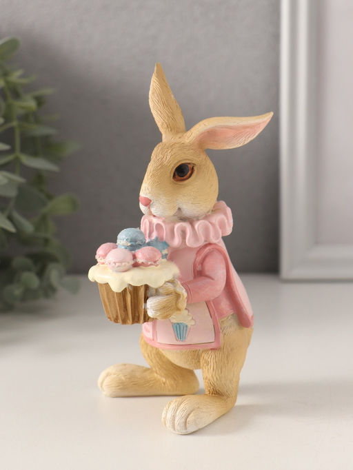 Фигурка полистоун «Заяц с кексом с макарунами, в розовом», 8×7×13.5 см