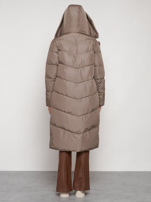 Пальто утепленное с капюшоном зимнее женское коричневого цвета 132255K - Visdeer фото 30