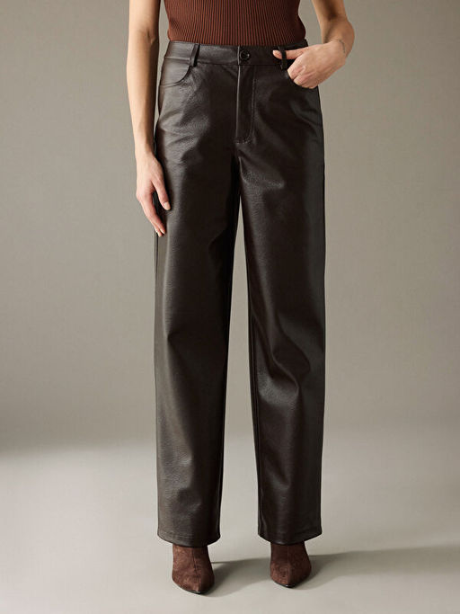 Standart Fit Kad?n Deri G?r?n?ml? Pantolon