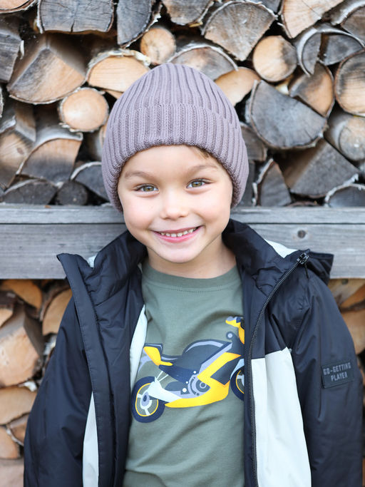 Кофейная вязаная шапка