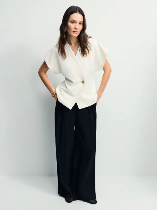 Приталенный жилет с декоративной пуговицей / Zarina