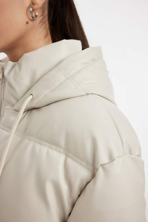 Водоотталкивающее пальто обычного кроя из искусственной кожи с капюшоном и флисовыми внутренними карманами на молнии - Defacto фото 5