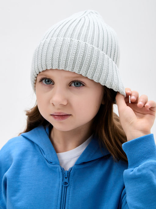 Светло-серая вязаная шапка