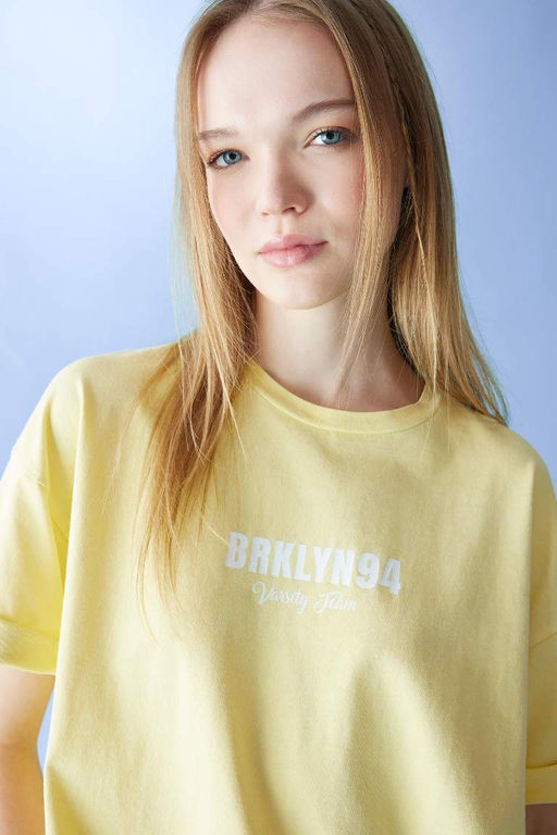 Крутая футболка оверсайз с круглым вырезом на спине и короткими рукавами с принтом - Defacto фото 4