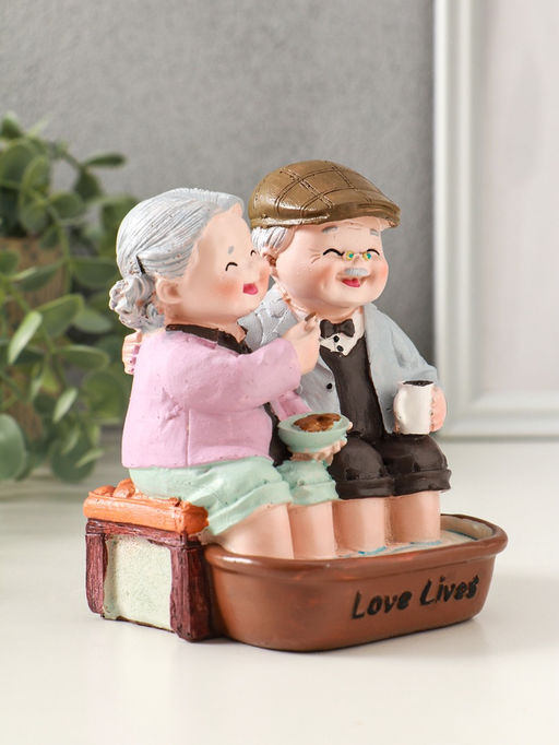 Фигурка полистоун «Дедуля с бабулей - спа процедуры», 11×9.5×12.5 см