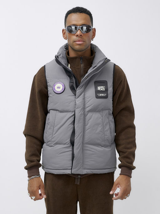 Жилет мужской утепленный спортивный серого цвета 15325Sr