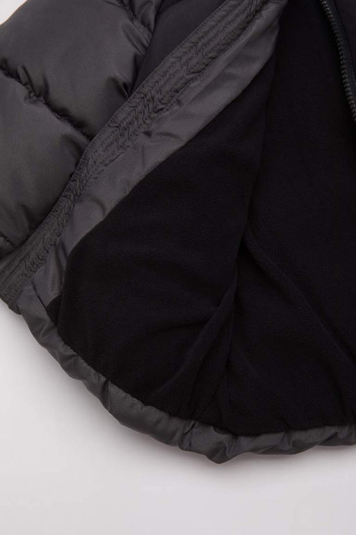 Водонепроницаемое пальто на флисовой подкладке с капюшоном для маленьких мальчиков - Defacto фото 3