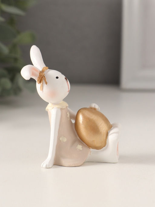 Фигурка Белая зайка в бежевом платье, с золотым яичком, полистоун, 8?4.5?7 см