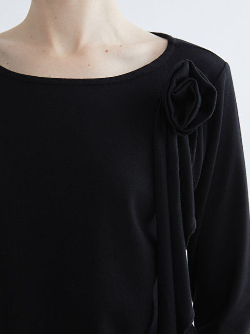 Bisiklet Yaka ?i?ek Aplikeli Kad?n Ti??rt