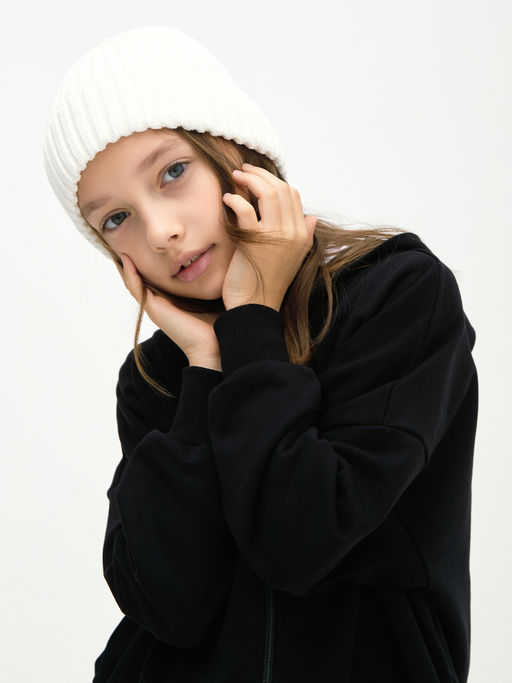 Молочная вязаная шапка