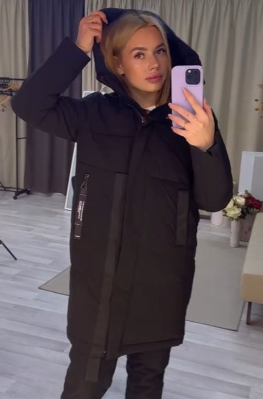 Пальто утепленное молодежное зимнее женское черного цвета 59018Ch