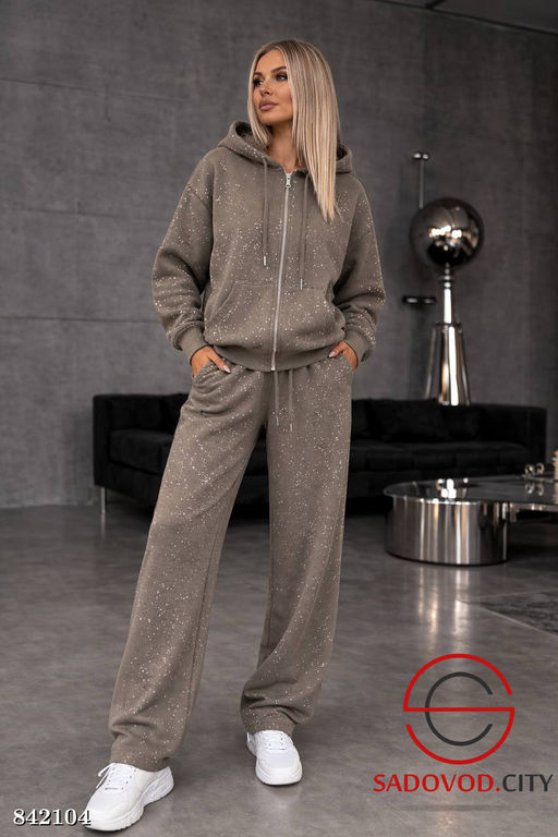 Спортивный женский костюм