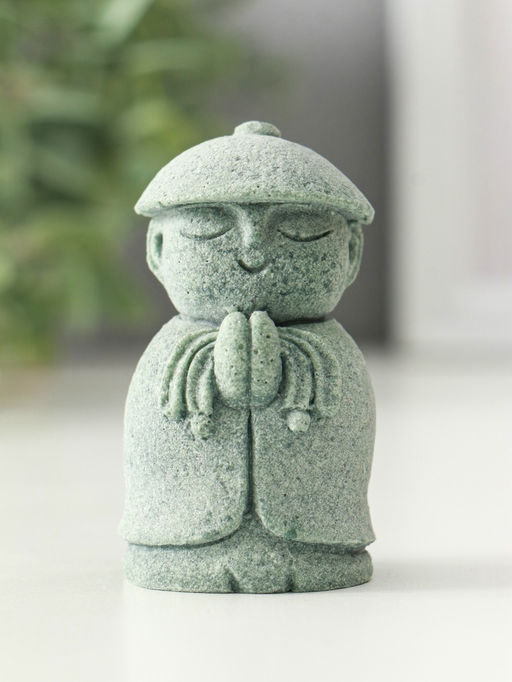 Цена за 2 шт. Сувенир песчаник "Маленький монах - молитва" 3,7х3,8х6,7 см