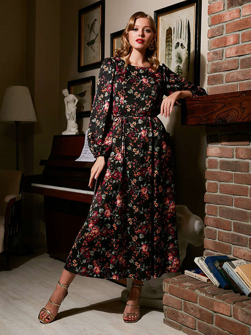 Платье с фигурным вырезом