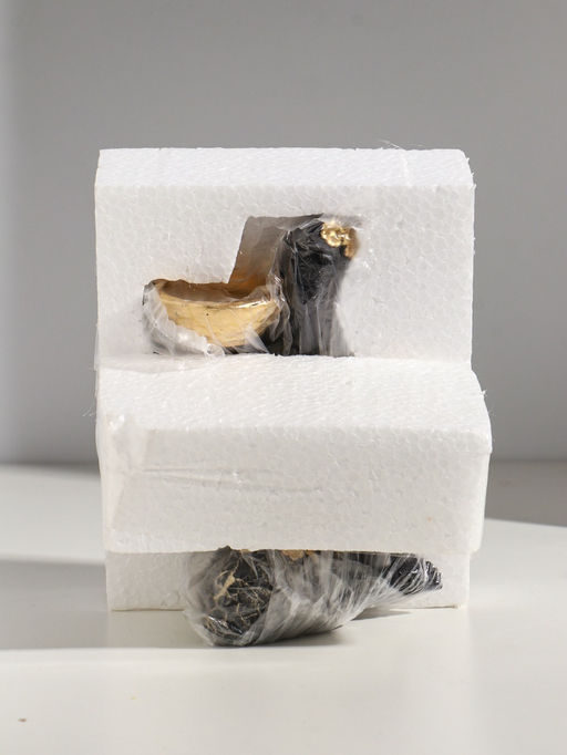 Фигурка - подсвечник на 1 свечу «Африканка в чёрном платье с цветами с золотом», полистоун, d=4.5 см, 11×13×16 см