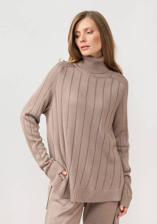 Джемпер удлиненный по спинке с высоким горлом кофейный