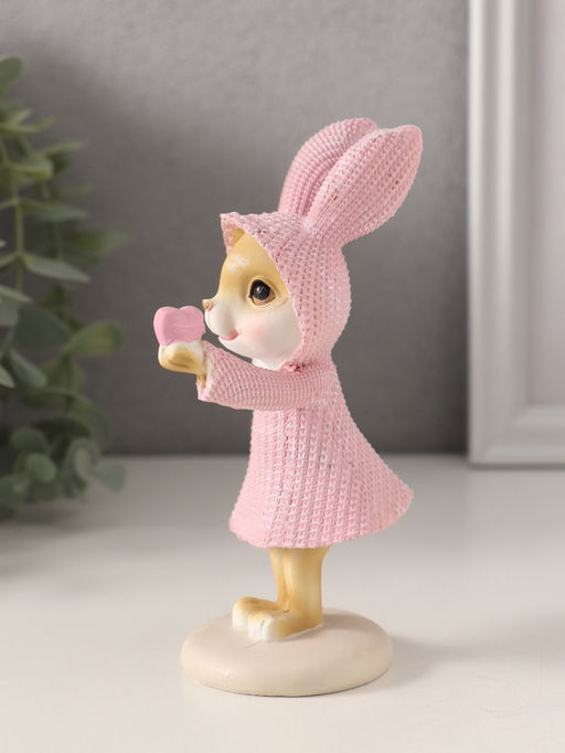 Фигурка полистоун Зайка в вязаном розовом платьице, сердечко в лапке, 7.5?5.5?13.5 см