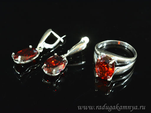 Кольцо серьги с цирконом искусственным, цв.красный размер 18