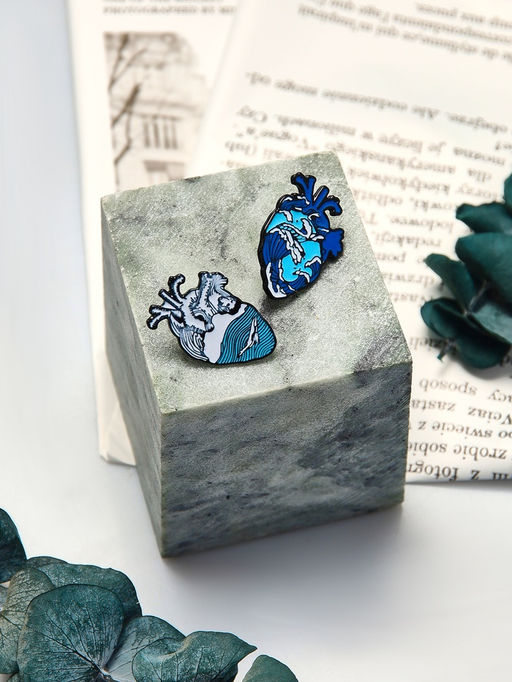 Значки-неразлучники Сердца, 2 шт. бело-голубые в чёрном металле