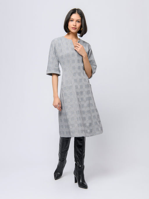 Платье серого цвета длины миди с бежевой клеткой и рукавами 3/4 - 1001dress фото 2