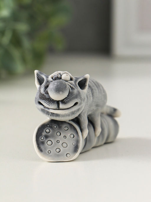 Сувенир "Кот лежит на колбасе" 4,2 см