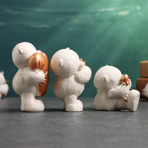 Набор фигурок гипс Мишки с подарками, 3 шт., 10 см