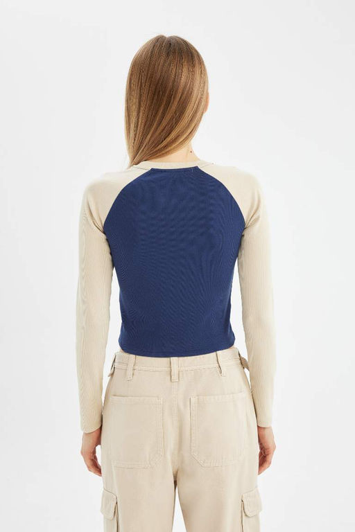 Женская крутая приталенная футболка с длинным рукавом в рубчик с круглым вырезом и принтом - Defacto фото 5