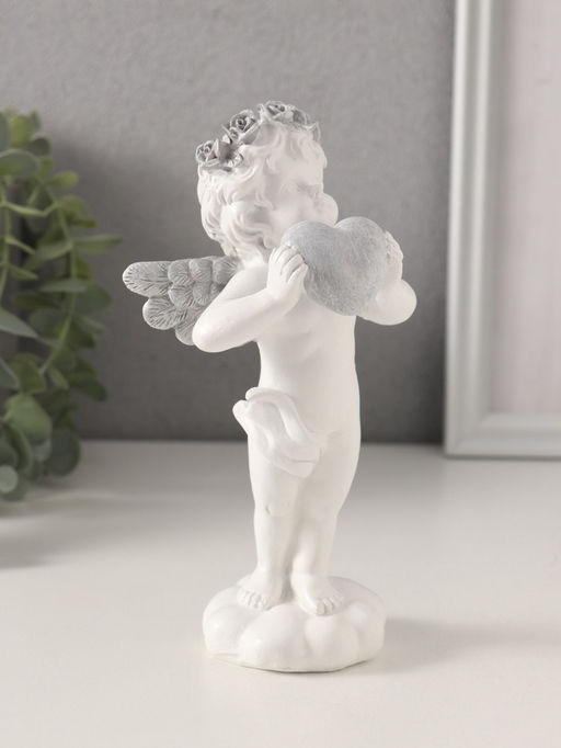 Фигурка полистоун Ангелочек с сердцем в руках, с венком в волосах, 8.5?7?16.5 см
