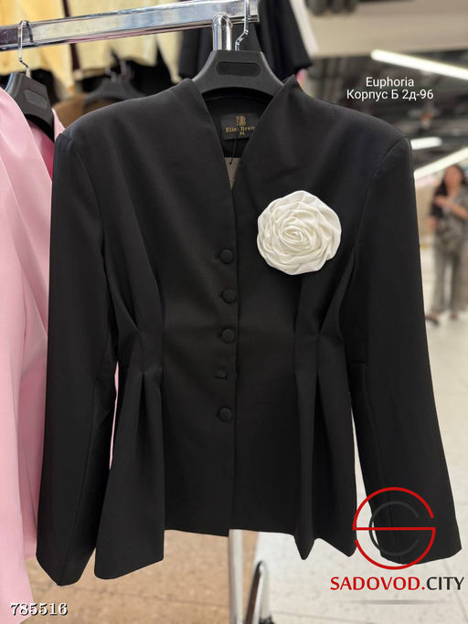 Женский приталенный пиджак с цветком