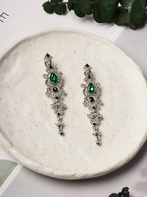Клипсы для ушей висячие со стразами QF Ажур, капли с завитками, цвет бело-изумрудный в серебре