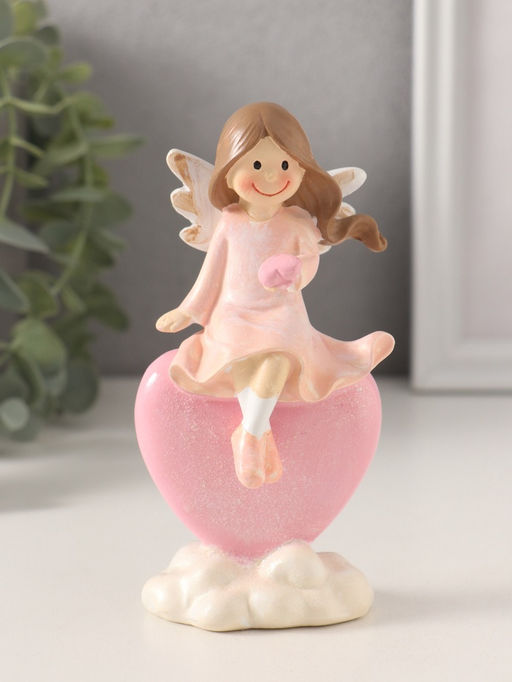 Фигурка полистоун Малышка-ангел в розовом платье сидит на большом сердце, 6.5?5?13 см