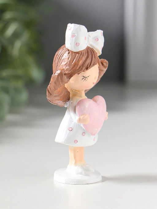Фигурка полистоун «Девочка с большим бантом в волосах, держит сердце», 4.7×3×9 см