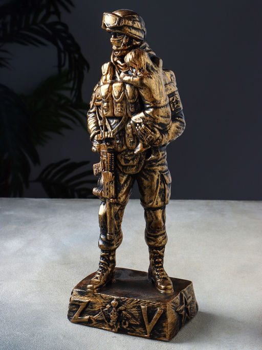 Фигура «Солдат СВО с ребёнком на руках», 34×13×10 см