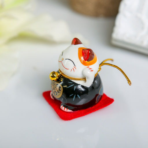 Цена за 5 шт. Сувенир керамика Манэки-нэко на коврике МИКС 4х3,8х3,3 см - Simaland фото 4