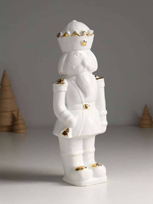Фигура «Щелкунчик новогодний», 24×10×7.5 см, белый с позолотой