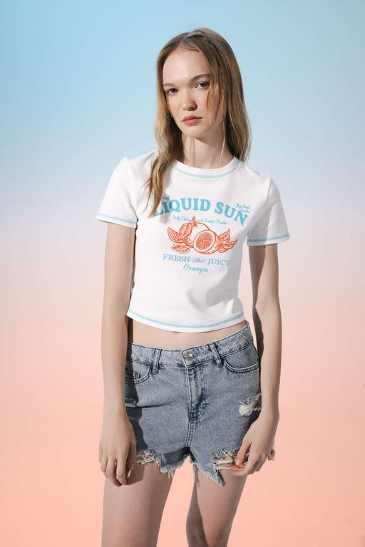 Классная футболка с коротким рукавом в рубчик с круглым вырезом и принтом - Defacto фото 3