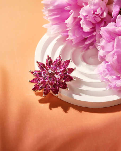 Брошь Цветок хризантема, цвет малиновый в серебре