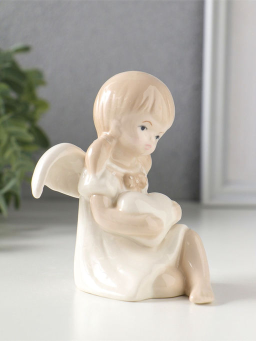 Сувенир керамика "Девочка-ангел в платьице с бантиком, держит сердце" 8,8х7,5х10,3 см