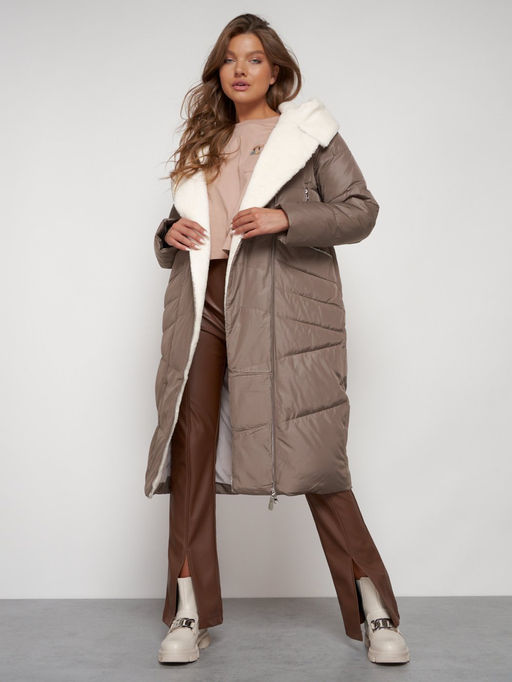 Пальто утепленное с капюшоном зимнее женское коричневого цвета 132255K - Visdeer фото 16