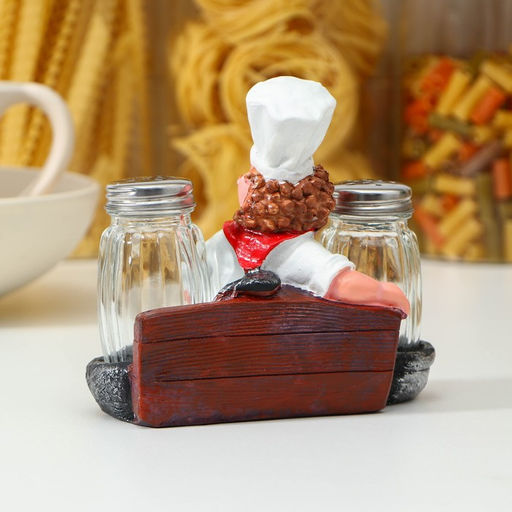 Набор для специй на подставке «Повар на диване», 3 предмета: солонка 50 мл, перечница 50 мл, подставка, стекло, фигурка МИКС