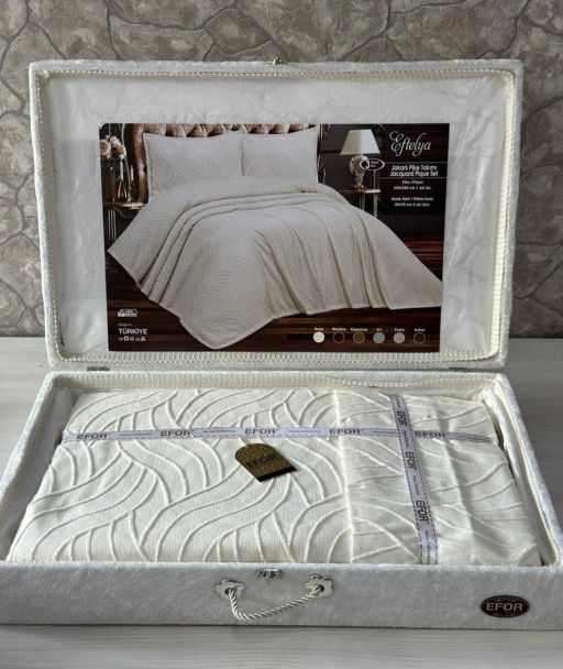 Покрывало EFOR в сундучке EFTELYA 240*260 с наволочками (50*70) кремовый (KREM)