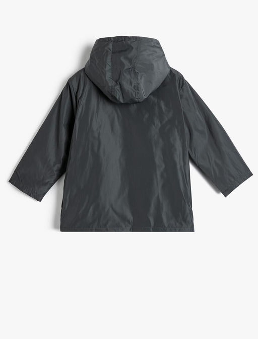 Пальто с капюшоном для мальчика на флисовой подкладке с карманом на молнии и детальным описанием