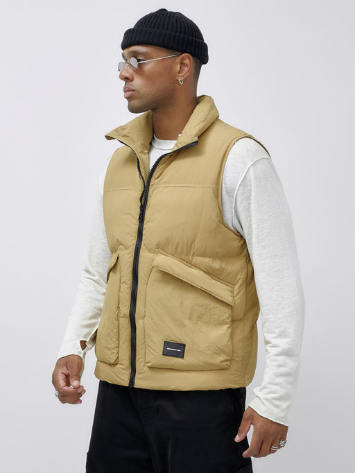 Жилет мужской утепленный спортивный бежевого цвета 15322B