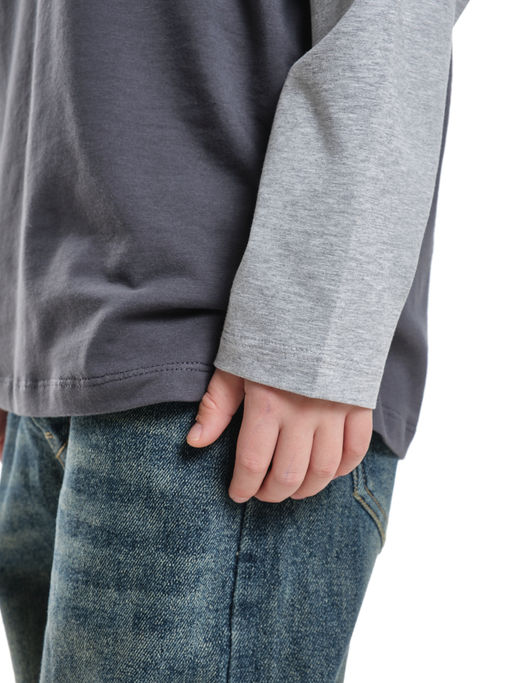 Лонгслив для мальчика с подзорным рукавом 22-0228 графит/св.серый меланж