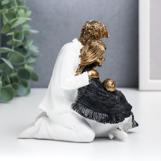 Фигурка полистоун «Папа, мама и ребёнок в белой одежде, укрытые шарфом», 12.5×9×13.5 см