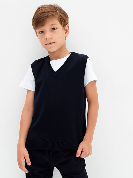 Темно-синий вязаный жилет для мальчика