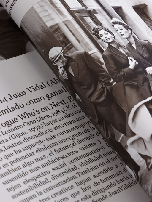 Цена за 20 шт. Пленка флористическая для цветов «Газета моды» 65 мкм, серая, 50×57±1 см