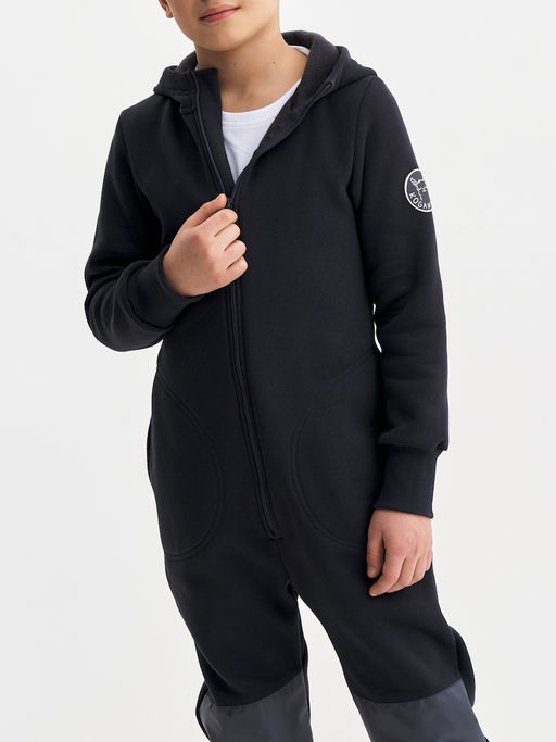 Черный комбинезон с наколенниками для мальчика